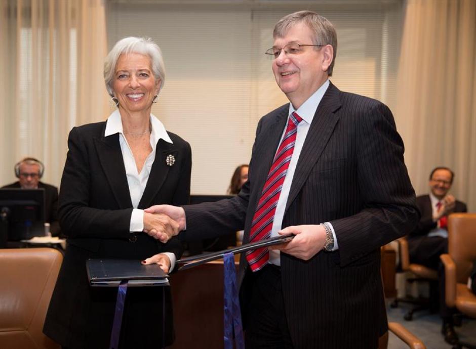 La directora gerente Christine Lagarde del FMI es felicitada por el presidente del Directorio Ejecutivo Aleksei Mozhin. (Foto: FMI)&nbsp;