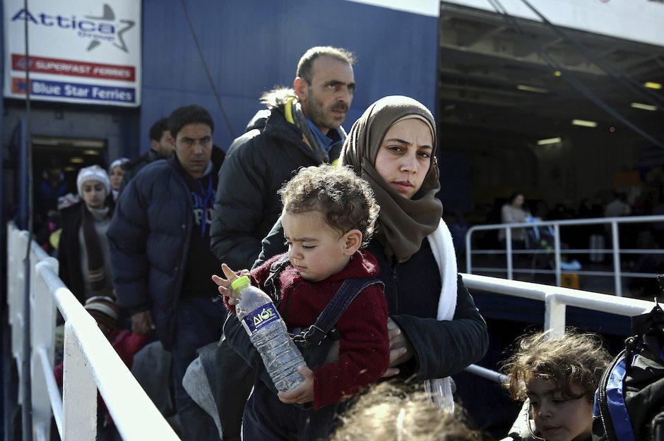 Refugiados&nbsp;e inmigrantes desembarcan en el puerto de Pireo en Atenas (Grecia). (Foto:EFE/Simela Pantzartzi)