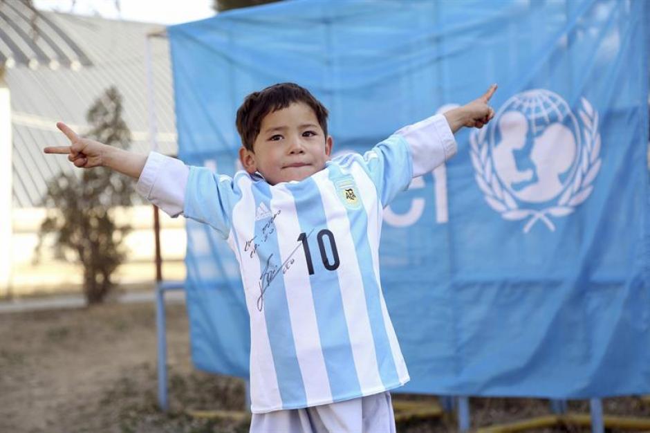 El peque&ntilde;o Murtaza, de 5 a&ntilde;os, luce la camiseta enviada por Messi. (Foto: EFE)