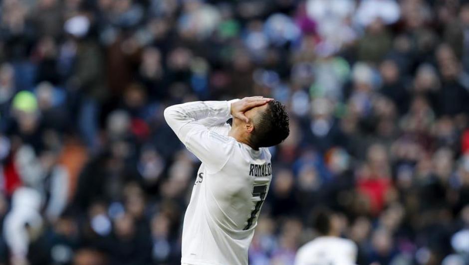 Cristiano Ronaldo se lamenta por el resultado del partido. (Foto: EFE)