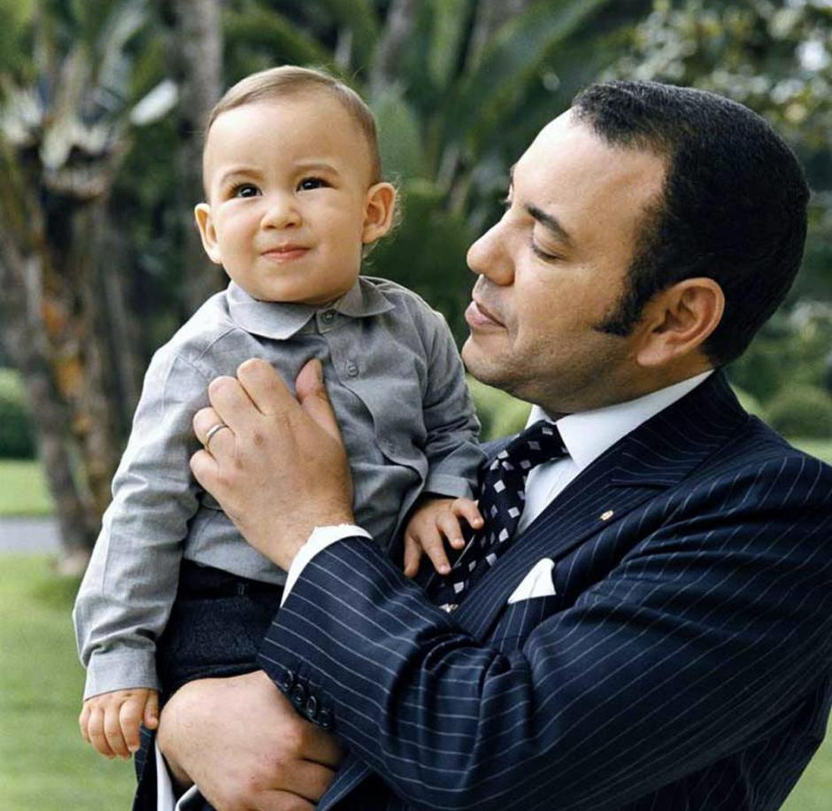 Imagen de archivo del rey de Marruecos, Mohamed VI con su hijo, el pr&iacute;ncipe Moulay El Hassan. (foto: EFE/Archivo)