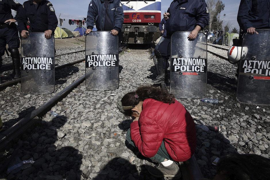 Refugiados&nbsp;sirios&nbsp;participan en una protesta en el campamento griego de Idomeni, situado en la frontera con Macedonia. (Foto: EFE)&nbsp;