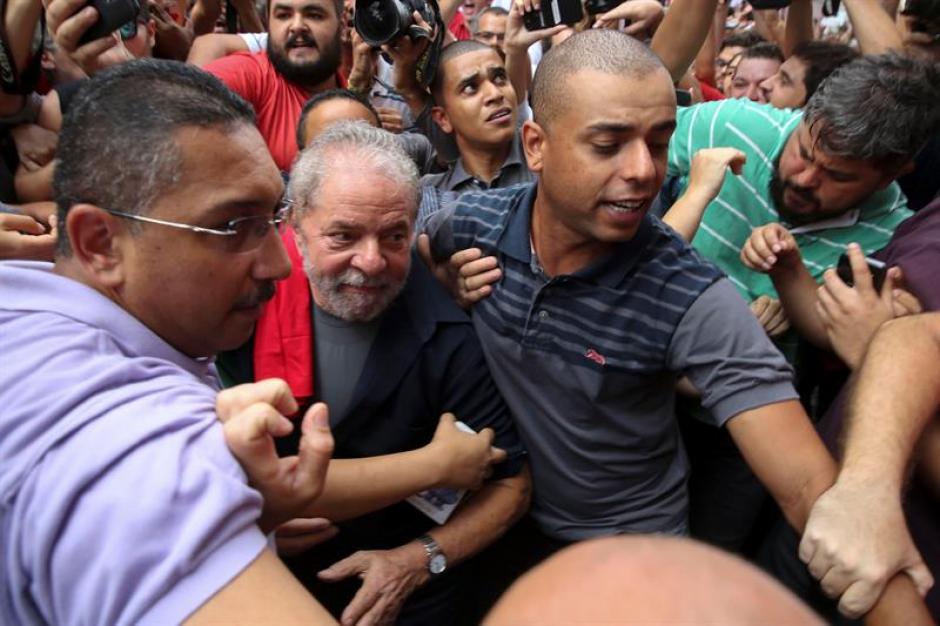 El expresidente brasile&ntilde;o Luiz In&aacute;cio Lula da Silva regres&oacute; esta tarde a su domicilio aclamado por simpatizantes que lo acompa&ntilde;aron hasta la puerta de su residencia. (Foto: Efe)