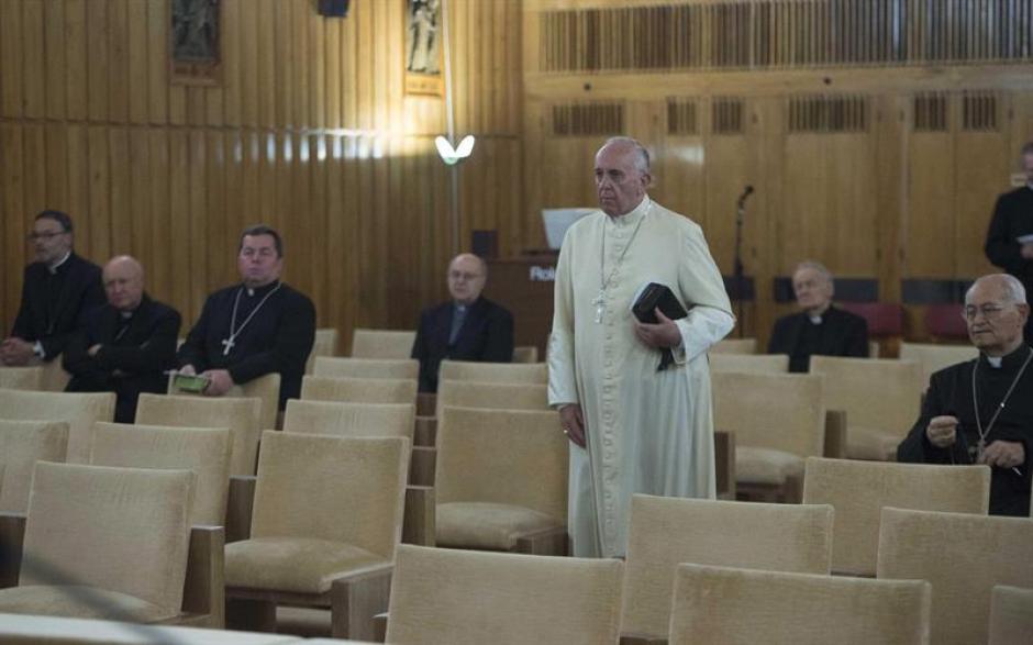 El papa Francisco durante la primera jornada de los seis d&iacute;as de ejercicios espirituales de Cuaresma. (Foto: EFE) 