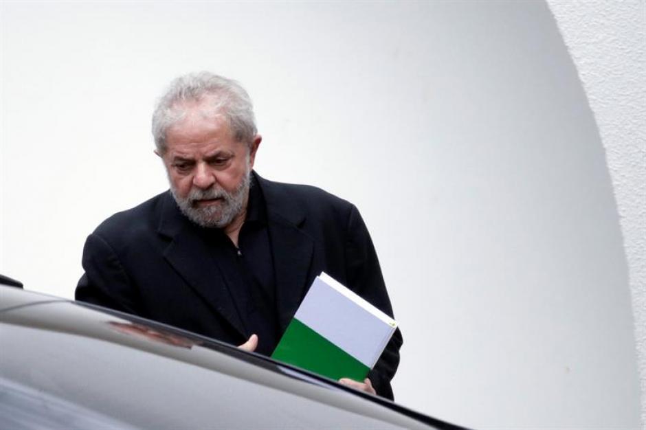 El expresidente brasile&ntilde;o Luiz In&aacute;cio Lula da Silva sale de un desayuno con senadores de la base del Gobierno de la presidenta Dilma Rousseff. (Foto: EFE)&nbsp;