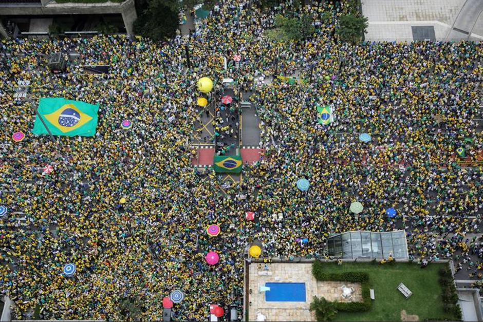 Manifestantes se reunieron en la avenida Paulista en Sao Paulo. (Foto: EFE) 