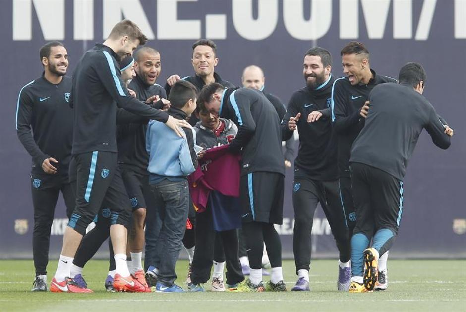 Jugadores firmaron las camisetas de los ni&ntilde;os. (Foto: EFE)