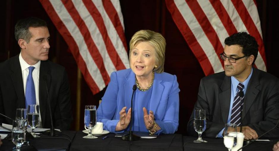 La precandidata dem&oacute;crata Hillary Clinton vencer&aacute; al republicano Donald Trump en las elecciones presidenciales en EE.UU. del pr&oacute;ximo 8 de noviembre, seg&uacute;n dos encuestas publicadas hoy. (Foto: Efe)