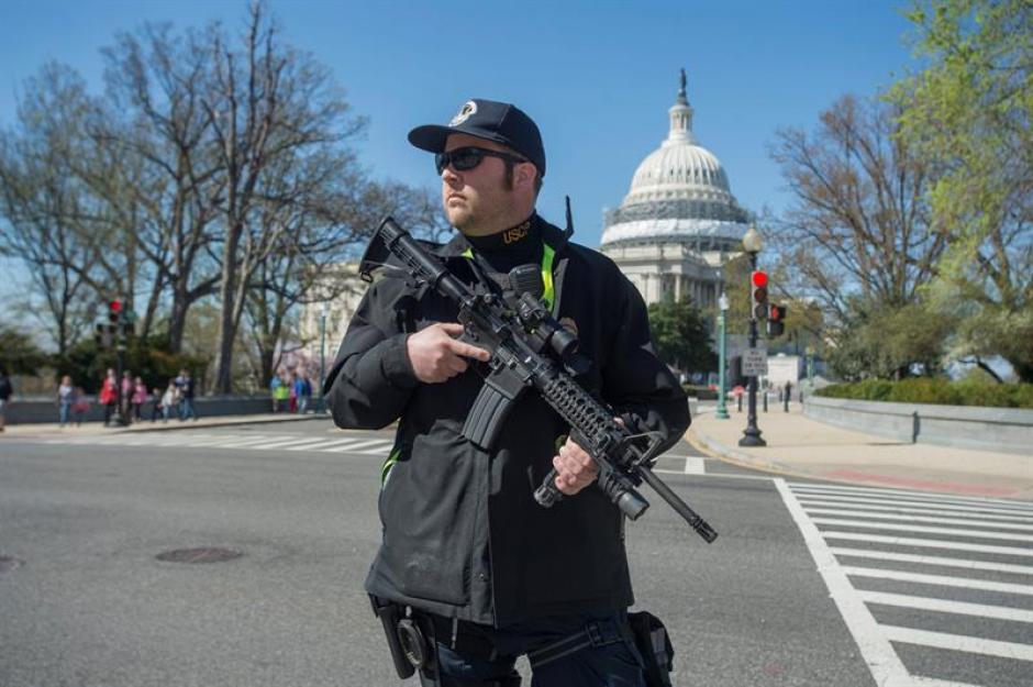 Un agente de seguridad del Capitolio presta guardia tras un tiroteo. (Foto: EFE)&nbsp;
