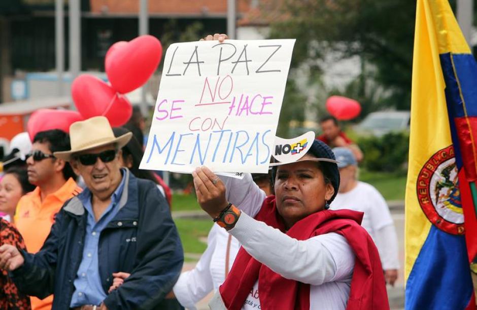 Manifestantes participan en una marcha contra el gobierno de Colombia. (Foto: EFE) 