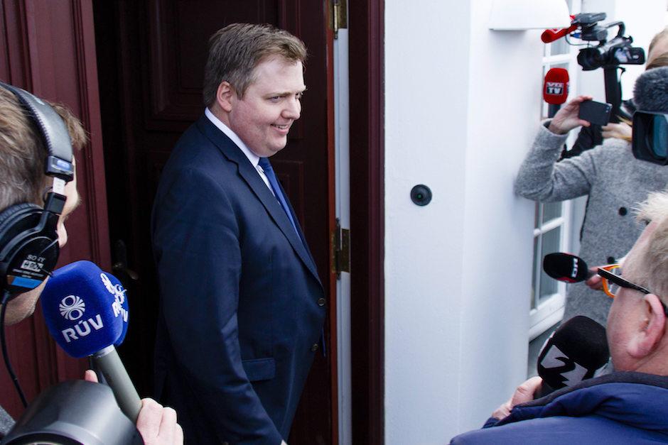 El primer ministro island&eacute;s, Sigmundur David Gunnlaugsson, abandona la residencia del presidente del pa&iacute;s, &Oacute;lafur Ragnar Gr&iacute;msso. (Foto: EFE)