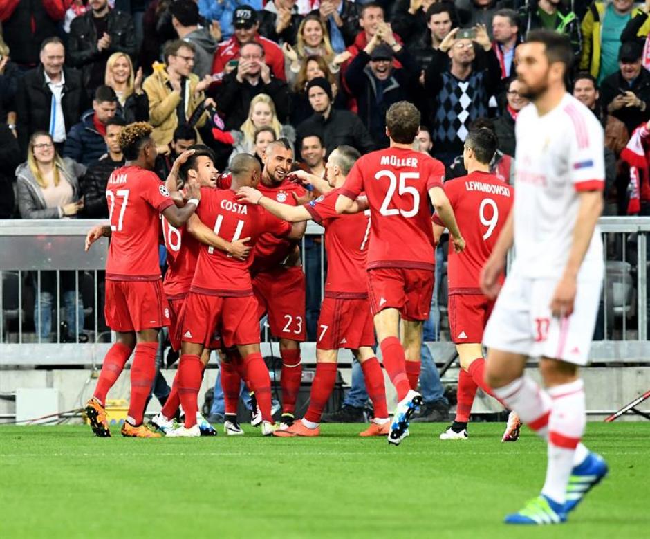 Arturo Vidal es felicitado por sus compa&ntilde;eros. (Foto: EFE)