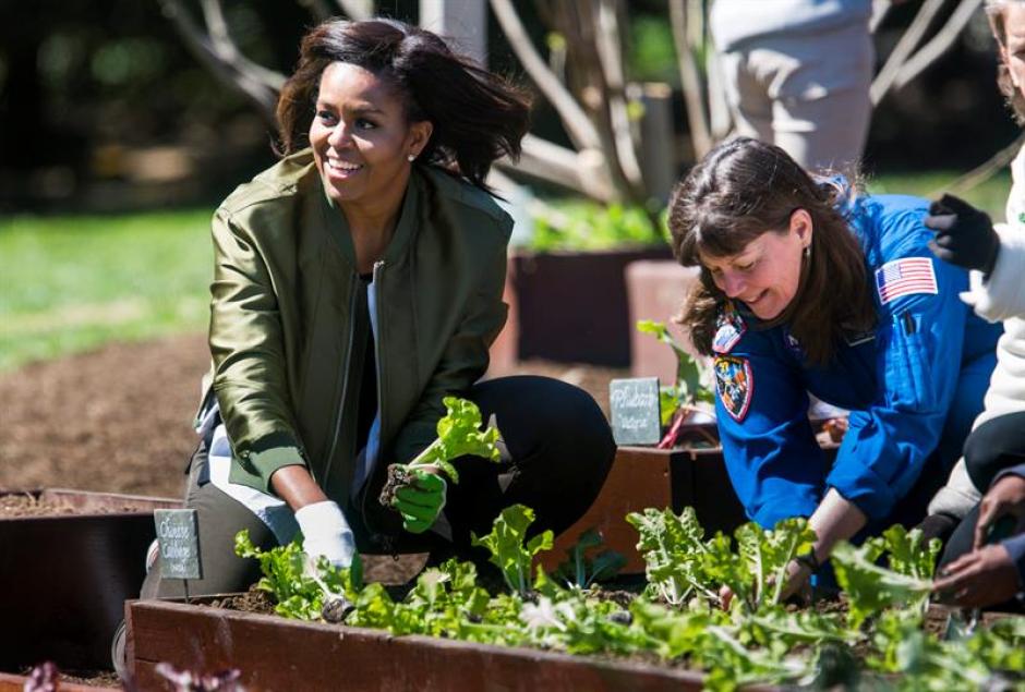La primera dama de los Estados Unidos Michelle Obama y la astronauta Cady Coleman dan la bienvenida a estudiantes de todo el pa&iacute;s para ayudarlas a sembrar plantas. (Foto: Efe)