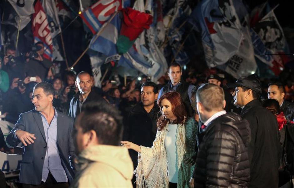 La exmandataria volvi&oacute; a Buenos Aires y fue recibida por la militancia kirchnerista con c&aacute;nticos, banderas y bombos. (Foto: EFE)