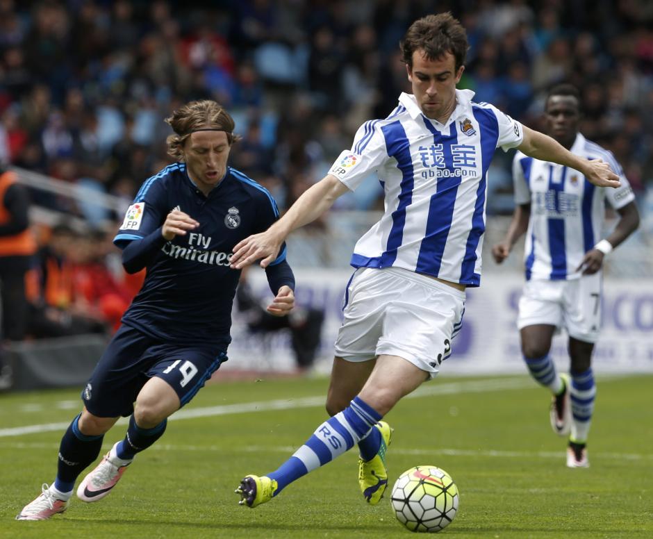 El delantero de la Real Sociedad Mikel Oyarz&aacute;bal pelea un bal&oacute;n con un defensa del Real Madrid. (Foto: EFE)