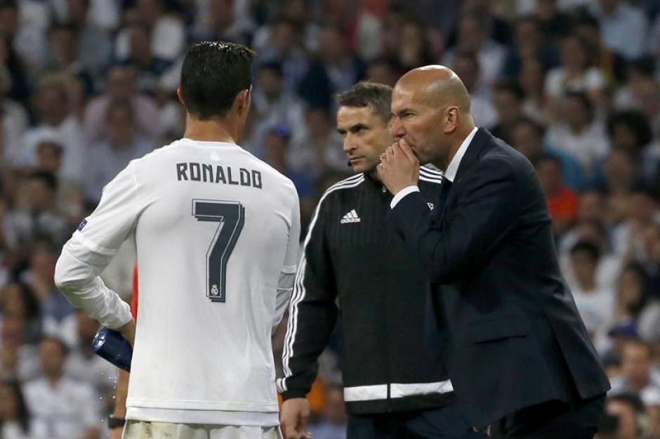 Cristiano Ronaldo le dice a Zidane qu&eacute; cambios hacer. (Foto: EFE) 