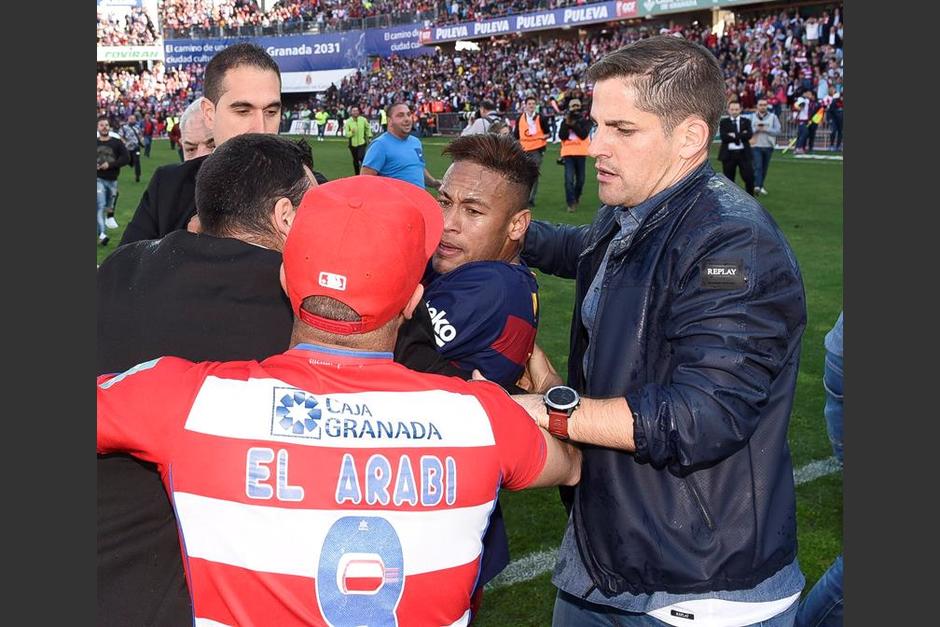 Un aficionado del Granada golpea a Neymar durante la celebraci&oacute;n. (Foto: EFE) 