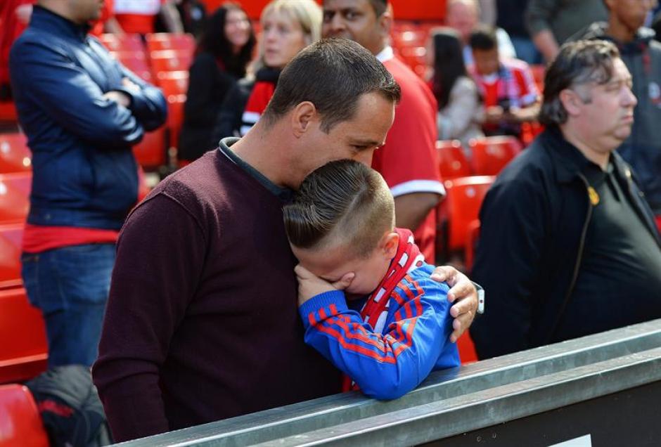 Momentos de tensi&oacute;n se vivieron en Old Trafford por un paquete sospechoso que oblig&oacute; a suspender el encuentro. (Foto: EFE)