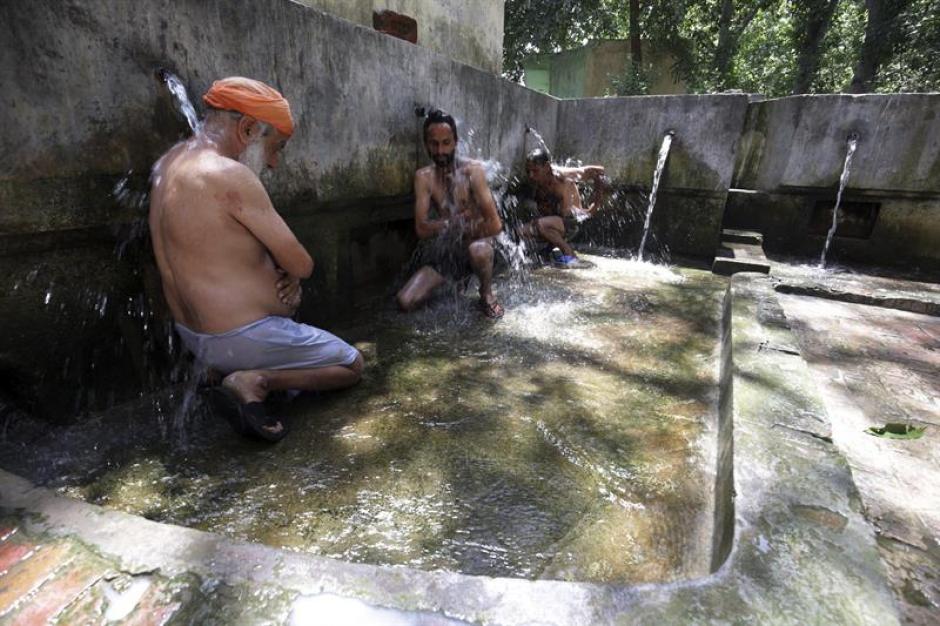 Una ola de calor en la India provoca que varios aprovechen las fuentes p&uacute;blicas. (Foto: EFE)&nbsp;
