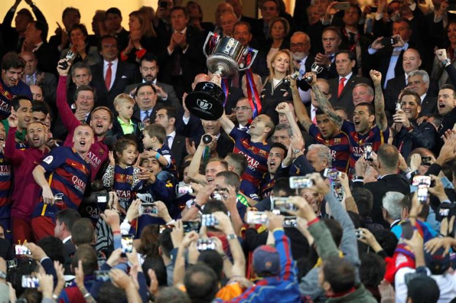 Iniesta recibi&oacute; la Copa del Rey. (Foto: EFE)