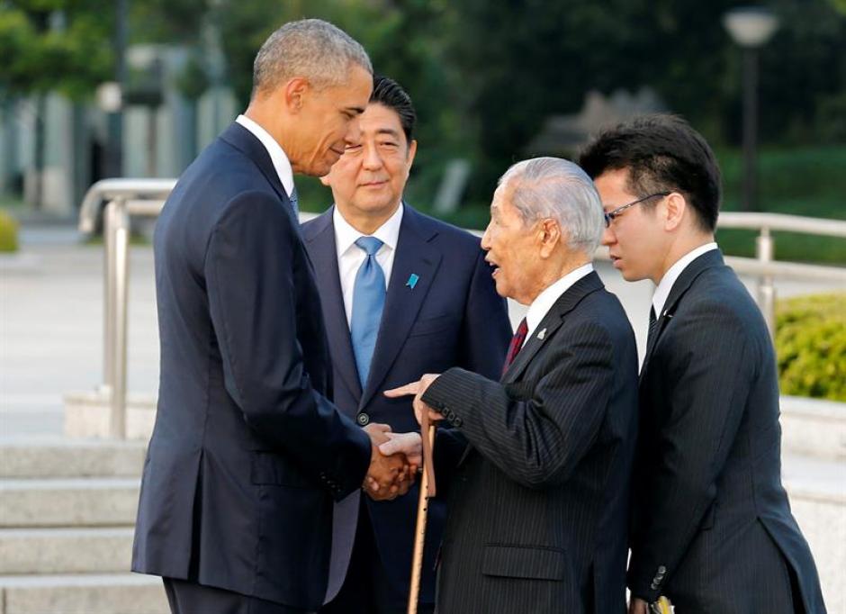 El presidente de Estados Unidos, Barack Obama, conversa con Sunao Tsubo, un sobreviviente de la bomba nuclear en Hiroshima. (Foto: Efe)