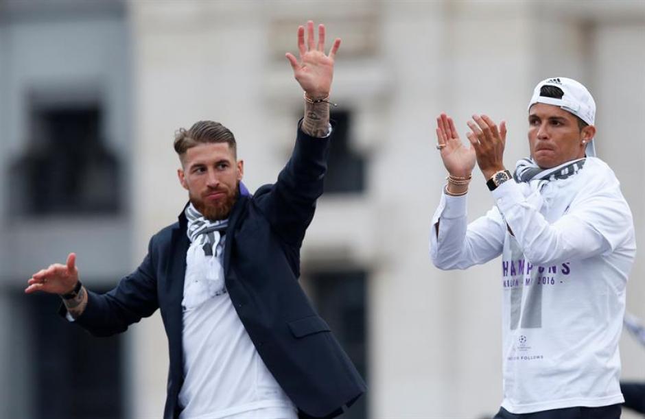 Los jugadores del Real Madrid Sergio Ramos y Cristiano Ronaldo a su llegada a la fuente de Cibeles. (Foto: EFE)&nbsp;
