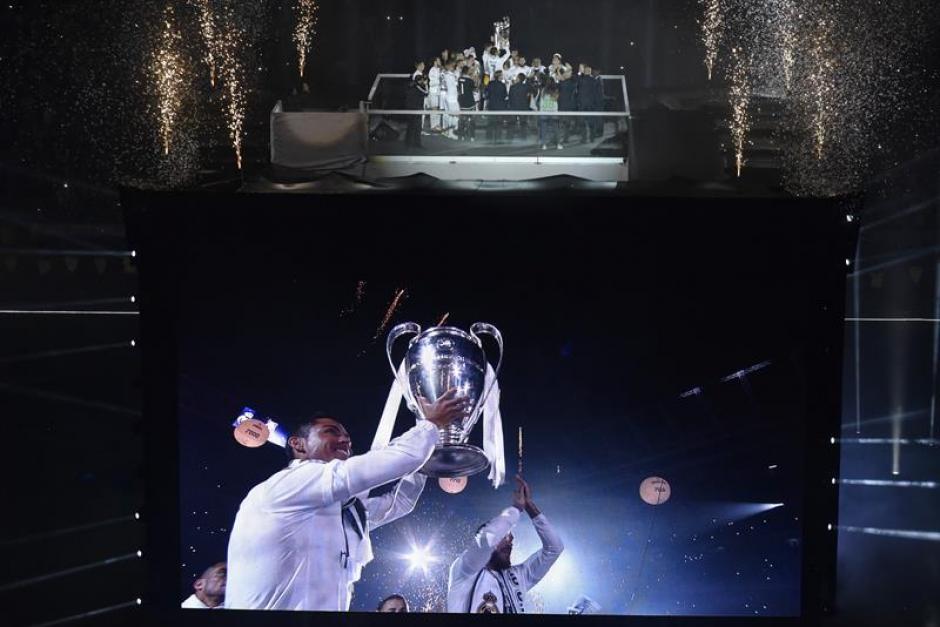 El Madrid present&oacute; la und&eacute;cima a sus seguidores en el Bernab&eacute;u. (Foto: EFE) 