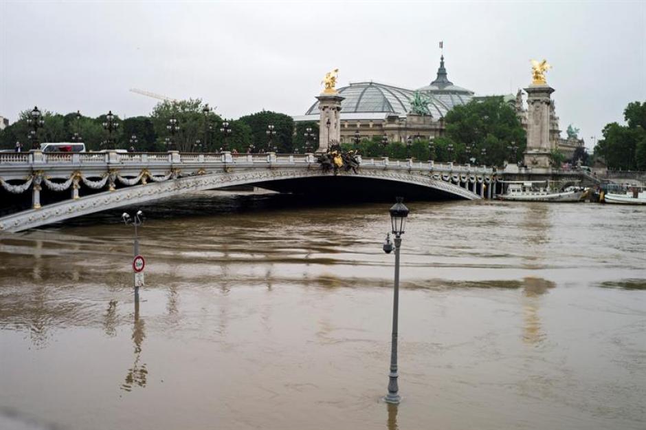 Vista general de la crecida del r&iacute;o Sena como consecuencia de las fuertes lluvias en Par&iacute;s. (Foto: Efe)