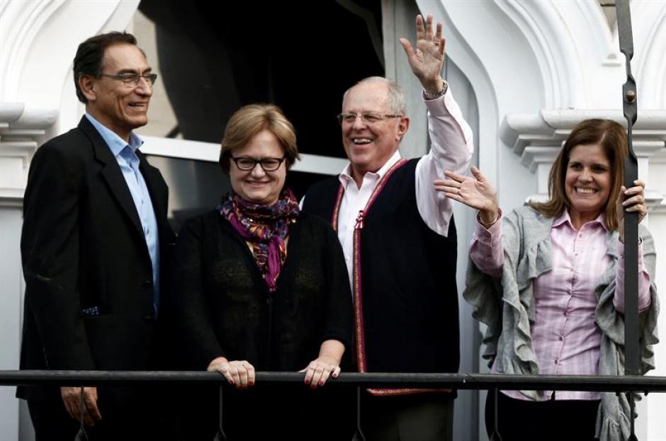 El candidato presidencial Pedro Pablo Kuczynski saluda a periodistas. (Foto: EFE)&nbsp;