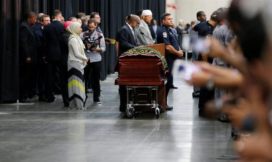 El f&eacute;retro de Muhammad Ali es visitado por amigos y familiares. (Foto: EFE)