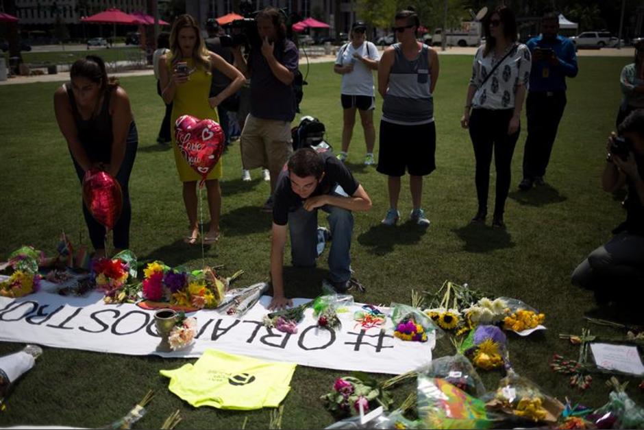 Cientos de personas lloran a las v&iacute;ctimas de la tragedia. (Foto: EFE)&nbsp;