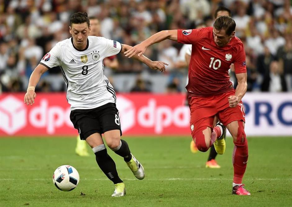 Alemania sufri&oacute; y no pudo vencer a Polonia. (Foto: EFE)