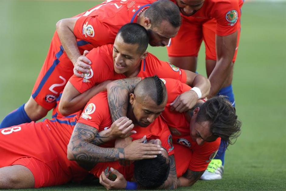 La Selecci&oacute;n chilena de futbol supera a M&eacute;xico 2-0 en el primer tiempo del partido por la Copa Am&eacute;rica Centenario. (Foto: EFE)