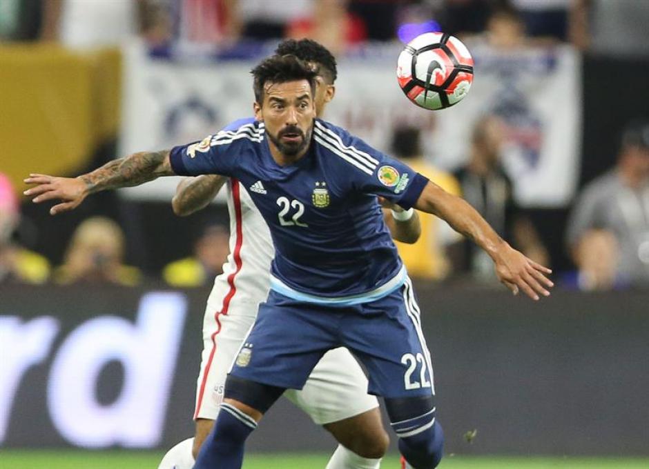 El jugador de Argentina tuvo que salir del campo en camilla por la ca&iacute;da. (Foto: EFE)&nbsp;