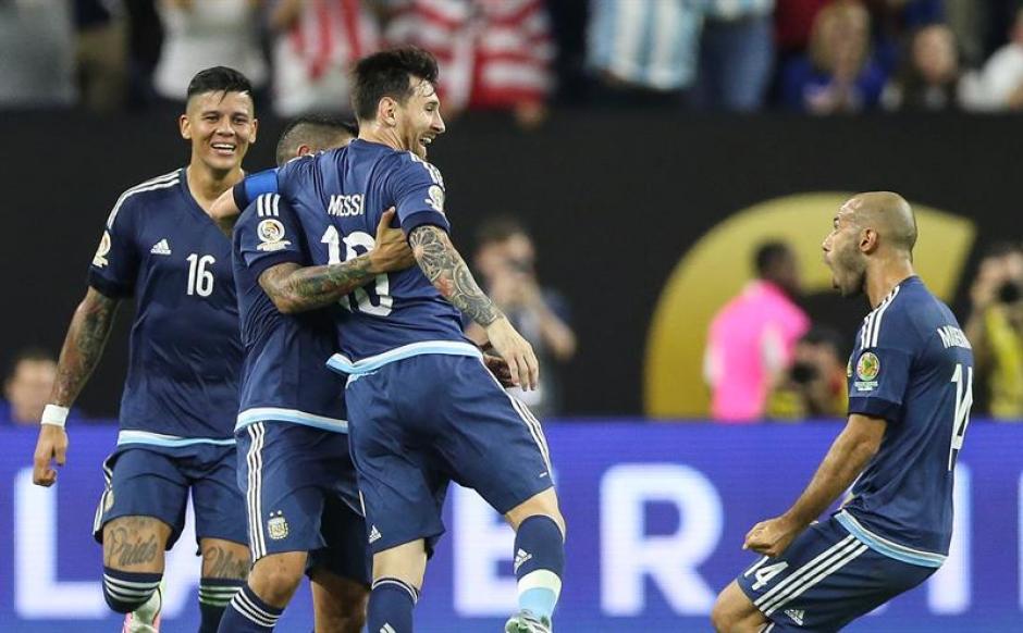 Messi es felicitado por sus compa&ntilde;eros tras marcar un golazo. (Foto: EFE)