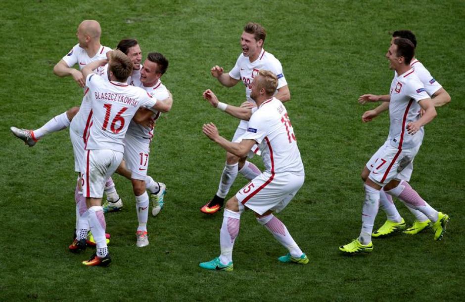 Los jugadores polacos celebran el pase (EFE)