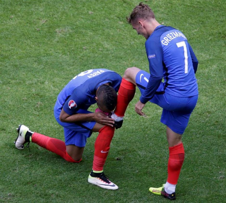 Payet besa la bota izquierda de Griezmann (EFE)