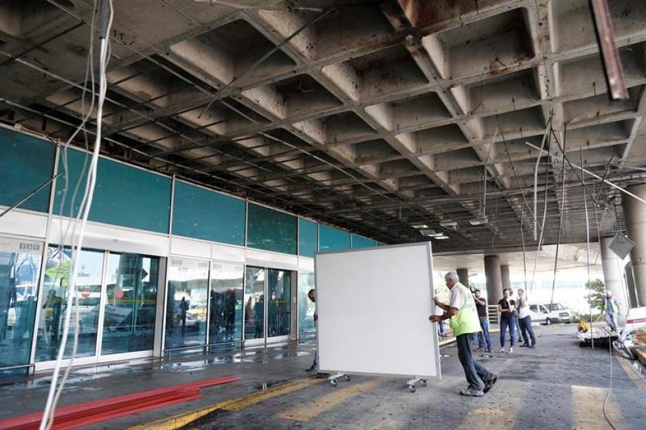 Los destrozos en el aeropuerto de Turqu&iacute;a son bastante graves. (Foto: Efe)