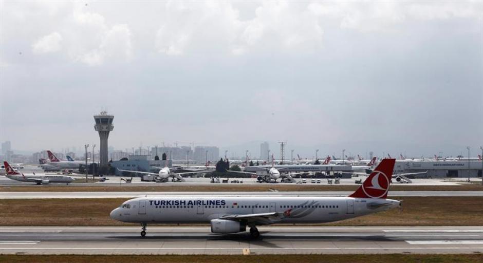 Aviones permanecen aparcados en la pista del aeropuerto internacional de Atat&uuml;rk en Estambul luego del atentado. (Foto: Efe)