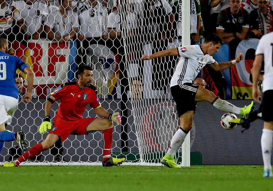 Mario Gomez, delantero alem&aacute;n, intent&oacute; un taconazo frente al arco de Italia, pero Gianluigi Buffon demostr&oacute; por qu&eacute; es de los mejores porteros del mundo. (Foto: VASSIL DONEV/EFE)