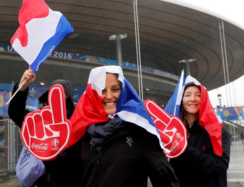 A pesar de la seguridad y las amenazas, la gente disfruta fuera del estadio. &nbsp;(EFE)
