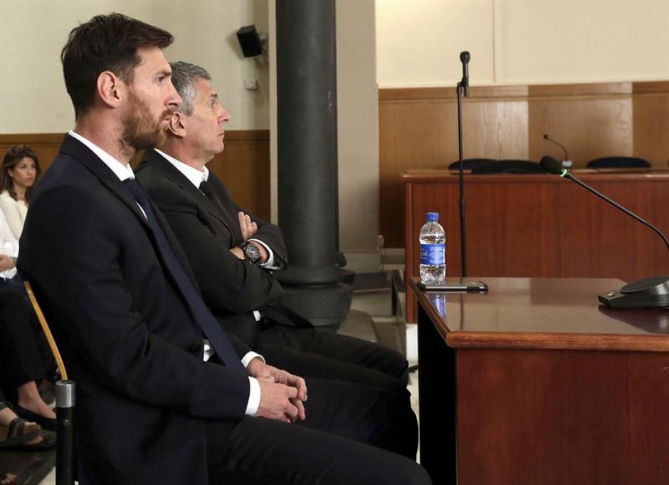 Lio Messi y su padre fueron condenados a 21 meses de prisi&oacute;n. (Foto: EFE) 