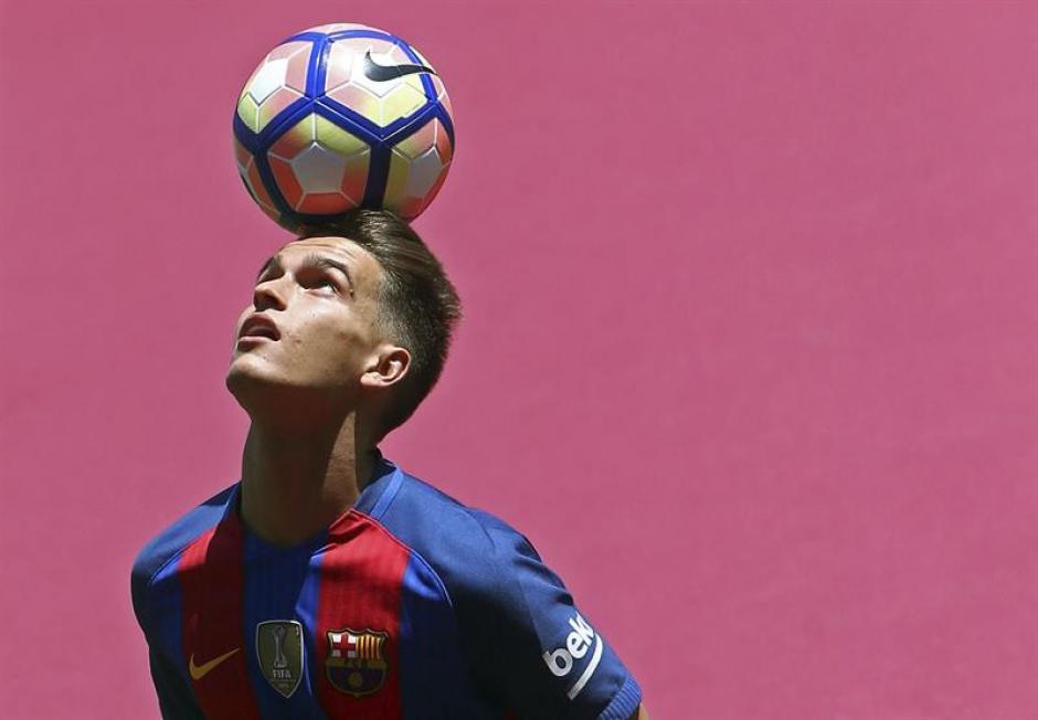 Denis Su&aacute;rez pos&oacute; por primera vez con la camisa del Bar&ccedil;a (EFE)