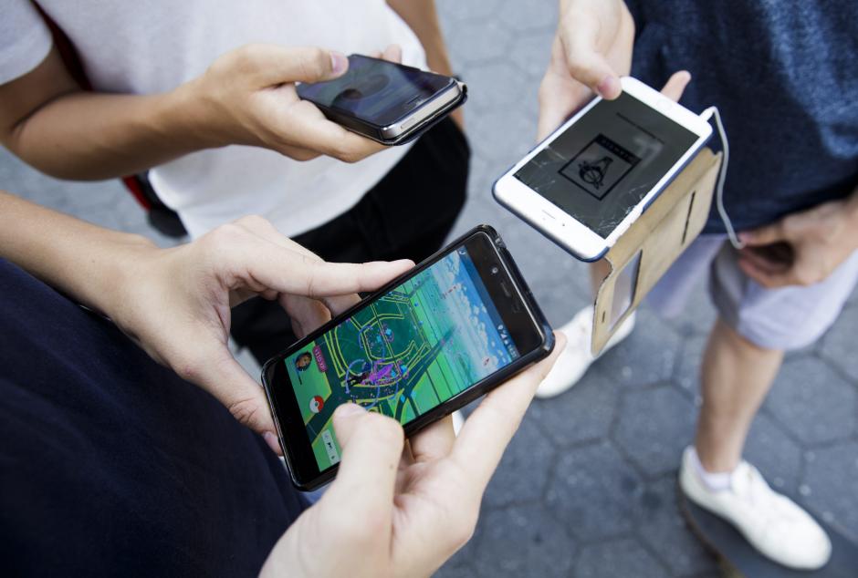 El juego Pok&eacute;mon Go ha sido descargado en millones de dispositivos alrededor del mundo. (Foto: EFE)