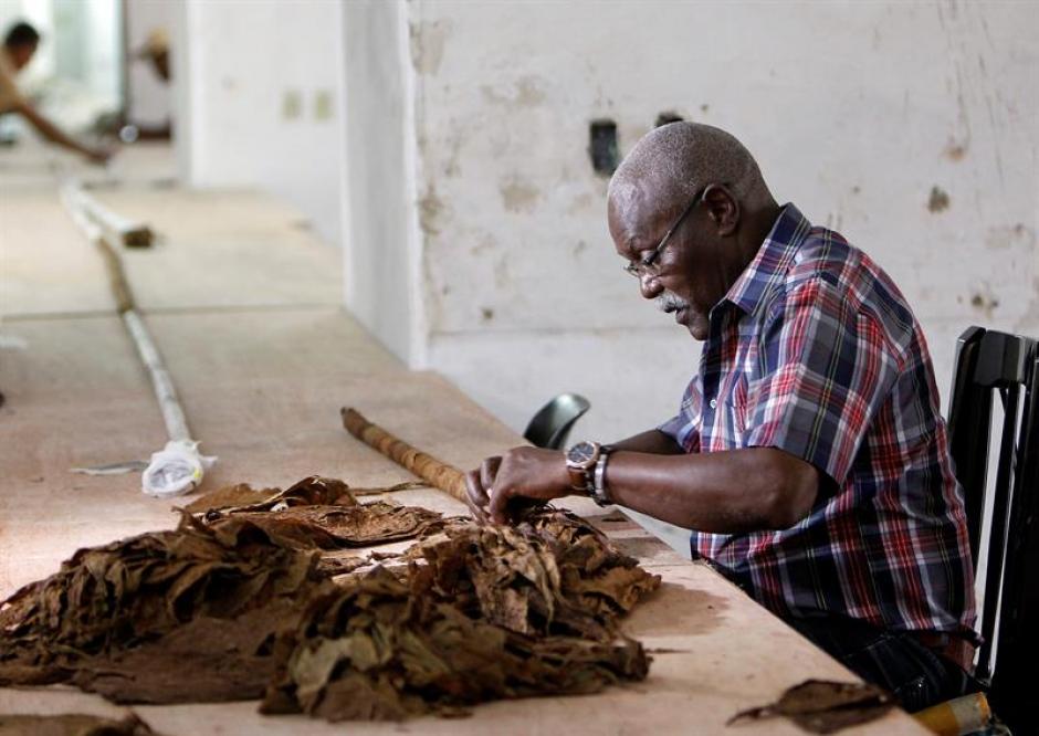 El puro fue elaborado por el reconocido tabaquero cubano Jos&eacute; Castelar "Cueto". (Foto: EFE)