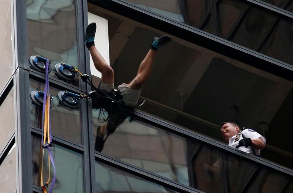 Un hombre intent&oacute; escalar por las ventanas del edificio en Nueva York. (Foto: EFE) 