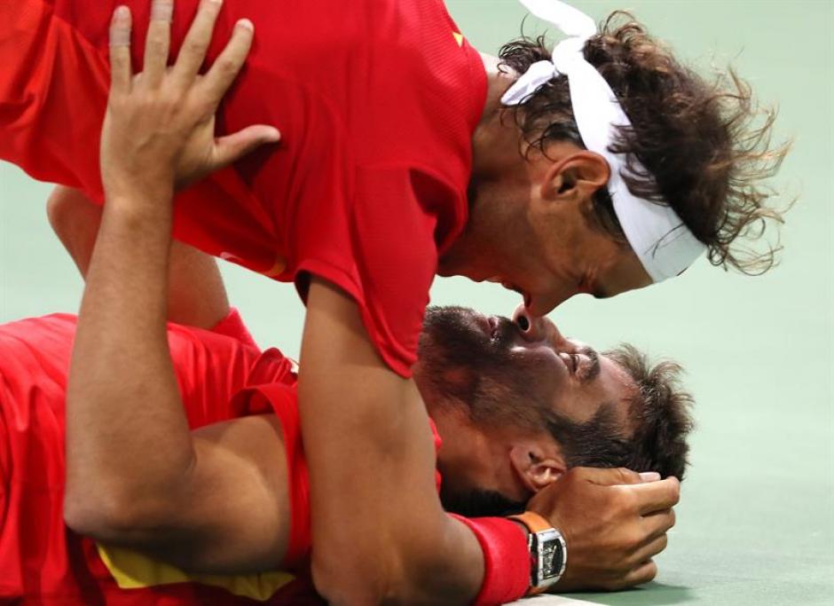 La celebraci&oacute;n de Rafael Nadal y Marc L&oacute;pez dio de qu&eacute; hablar. (Foto: EFE) 