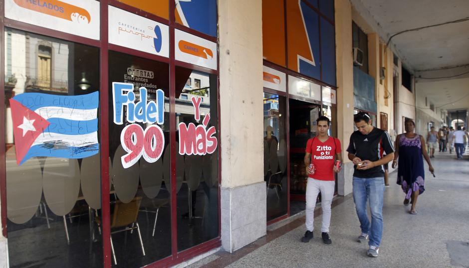 Algunos comercios de Cuba lucen felicitaciones para el exmandatario por su 90 aniversario.  (Foto: EFE)