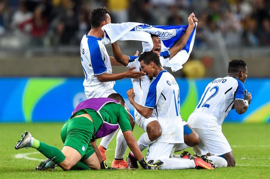 La euforia de los catrachos, tras vencer a Corea y avanzar a semis. (Foto: EFE)