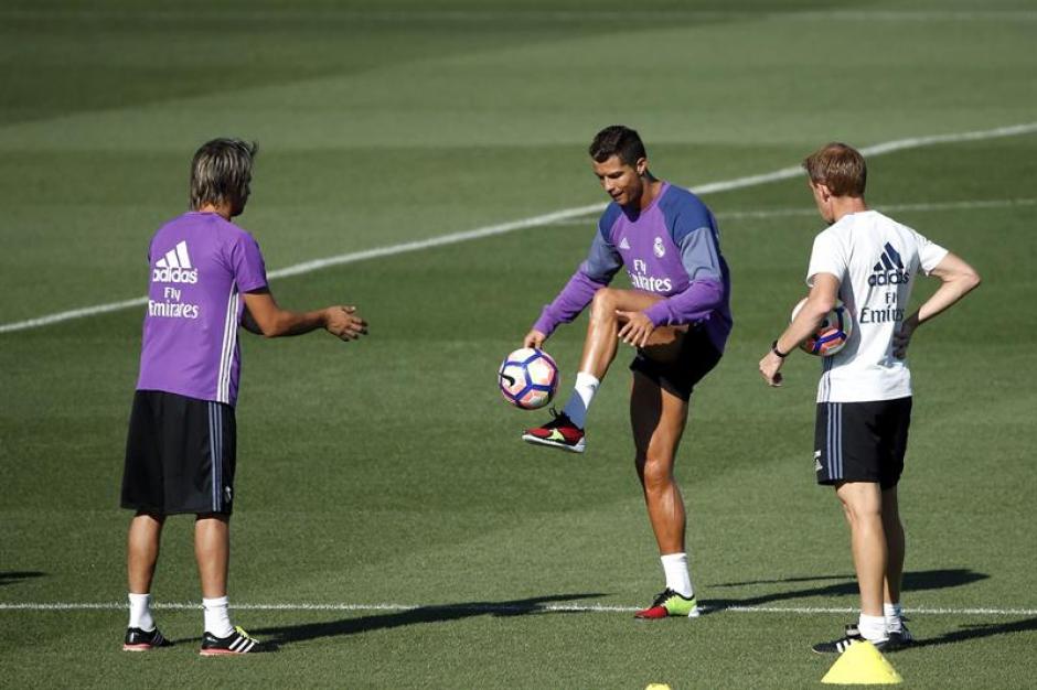 Cristiano Ronaldo, durante un ejercicio con Coentrao.(Foto: AFP)